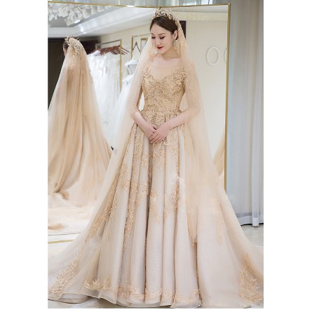 Gaun Wanita Dengan Model Lengan Panjang Dan Bergaya Fashionable Untuk Pesta Pernikahan