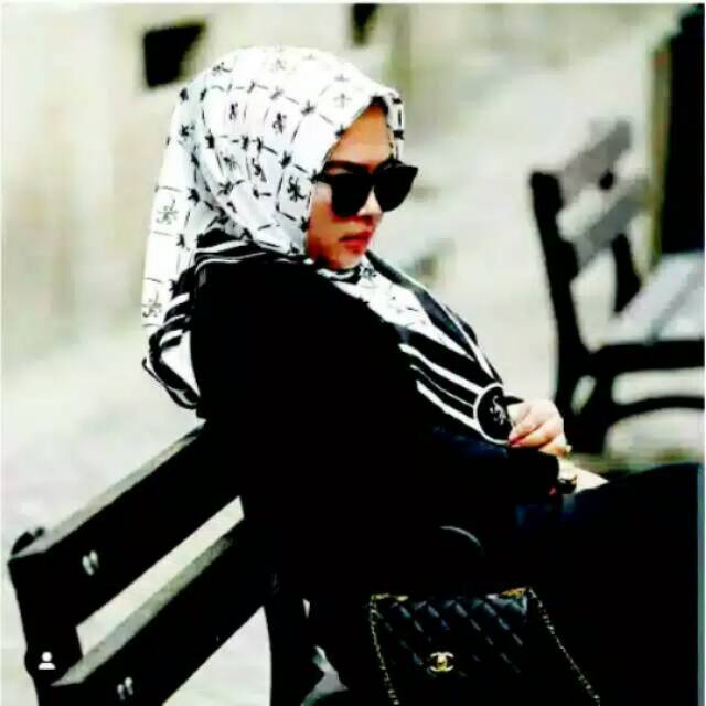 HIJAB SEGI EMPAT VOAL PREMIUM NO BRAND MOTIF SYAHRINI
