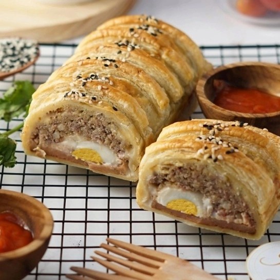 

Savory Beef En Croûte Beef Pastry Picnic Roll