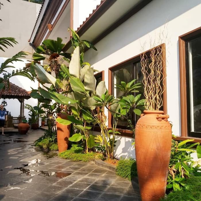 Guci besar berkuping lengkap dengan ranting