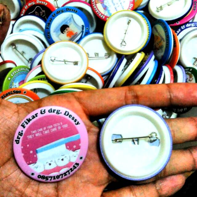 

Pin Peniti Suvenir Gigi 4,4cm dan 5,8cm dengan Nama/Identitas