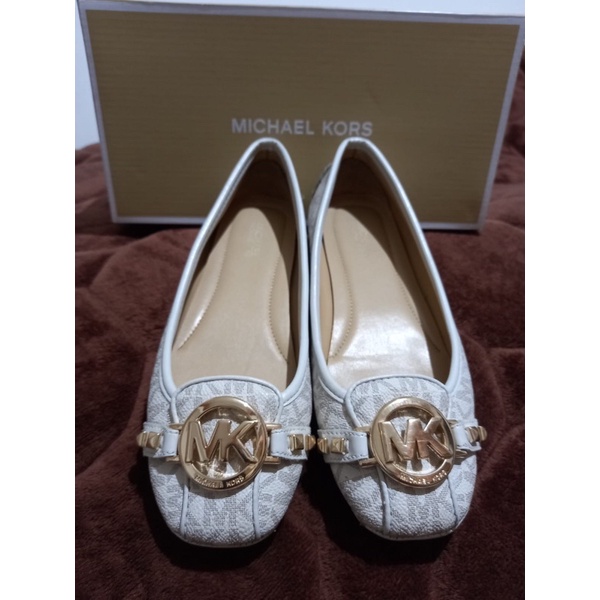 Preloved Michael Kors Fulton Signature Vanilla Stud