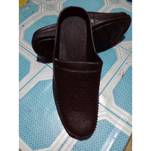 215 / sandal slop untuk pria model sekarang merk tamara size M .L .XL