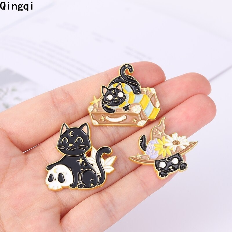 Bros Pin Enamel Desain Kucing Penyihir Topi Kucing Bulan Tengkorak Bahan Metal Untuk Perhiasan Halloween