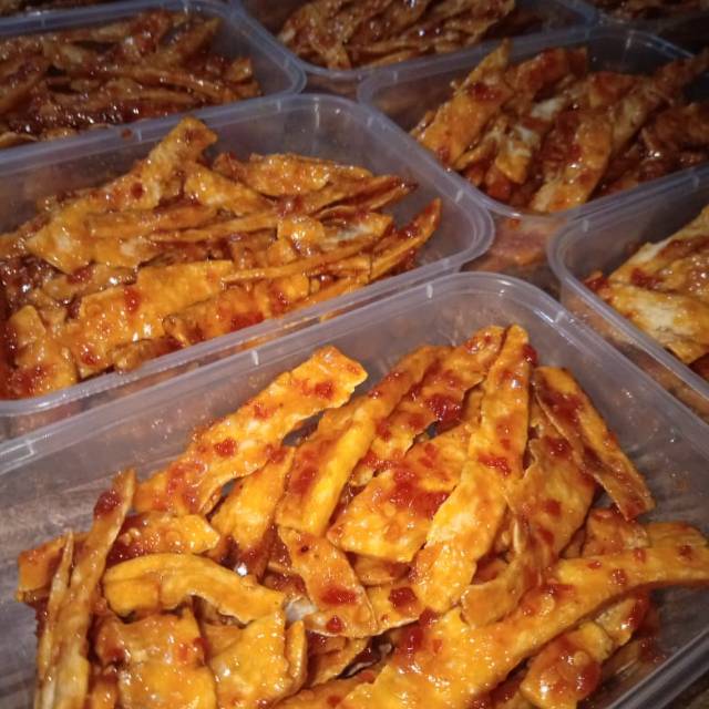 

Keripik singkong, yang dibalur dengan bumbu racikan pedas manis. Berat isi 250gr.
