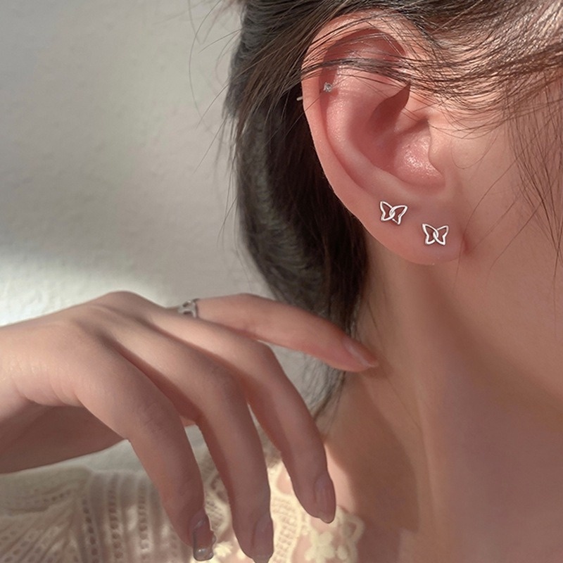 1 Pasang Anting Bentuk Kupu-Kupu Mini Bahan S925 Silver Gaya Korea Untuk Wanita