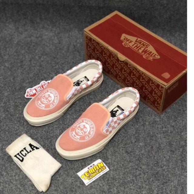 Sepatu Casual Pria Wanita V4ns Slip On Crazy World Pink white Import BNIB