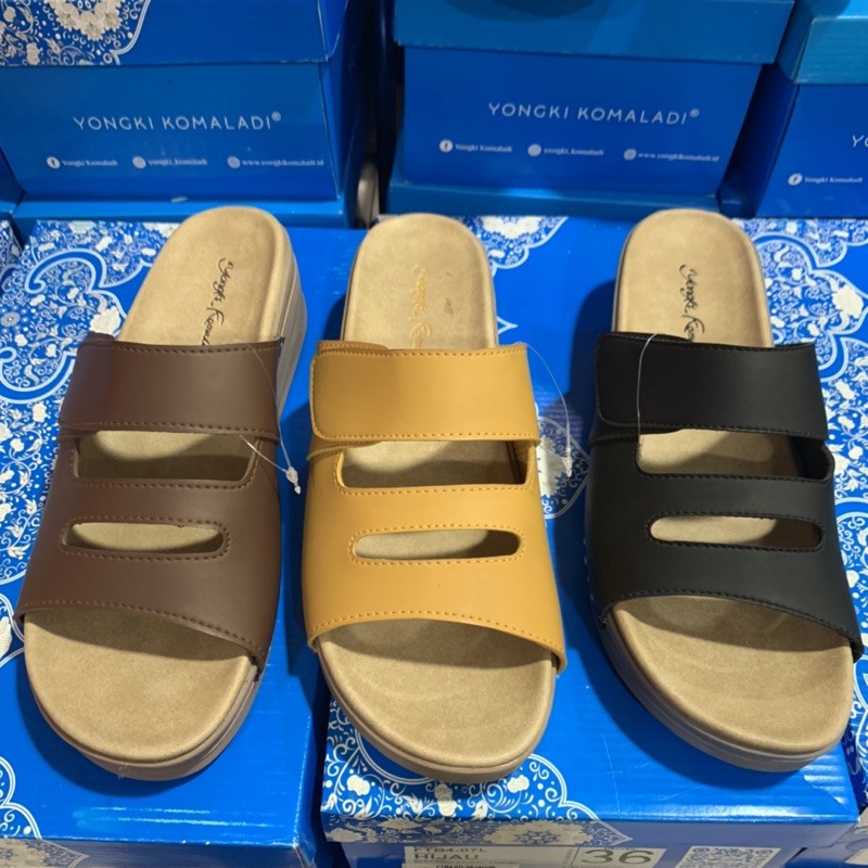 Sandal wanita Yongki Komaladi