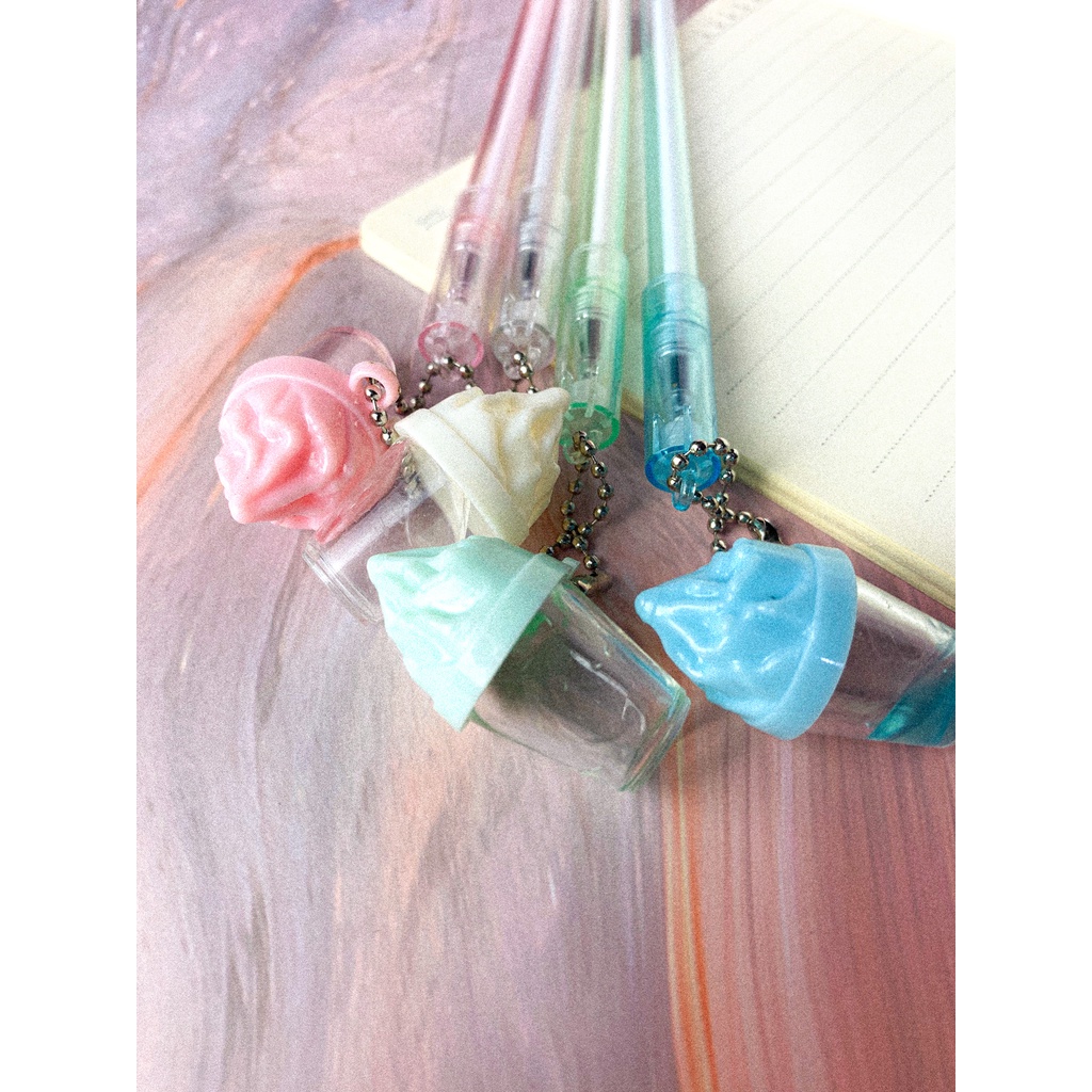 

Pulpen/Bolpen/Alat Tulis/ Pen/ Gel Warna Hitam Gantungan Ice Cream Sundae, Lucu, Unik, dan Murah !!