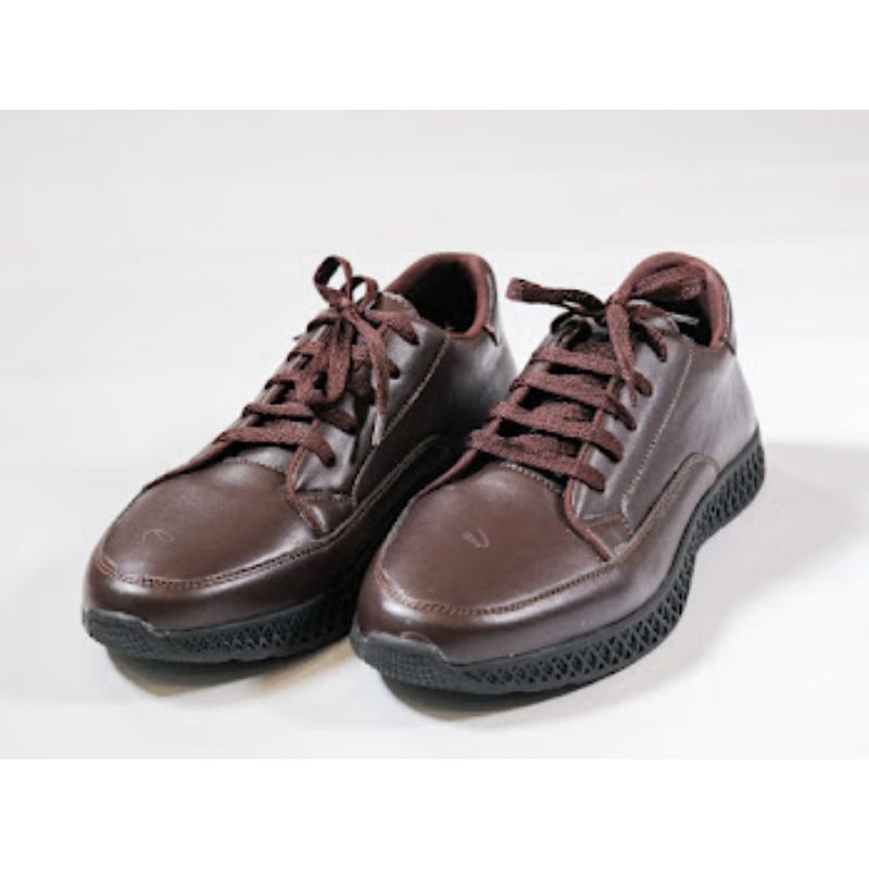 sepatu sneaker casual formal coklat