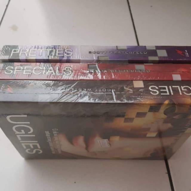 UGLIES-PRETTIES-SPECIAL by Scott Westerfeld