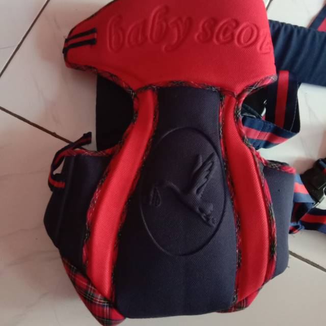 Gendongan depan baby scots