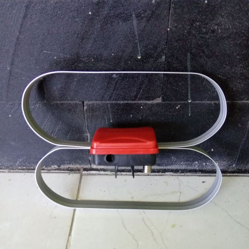 Driven antena UHF dobel dipole folded dengan balun