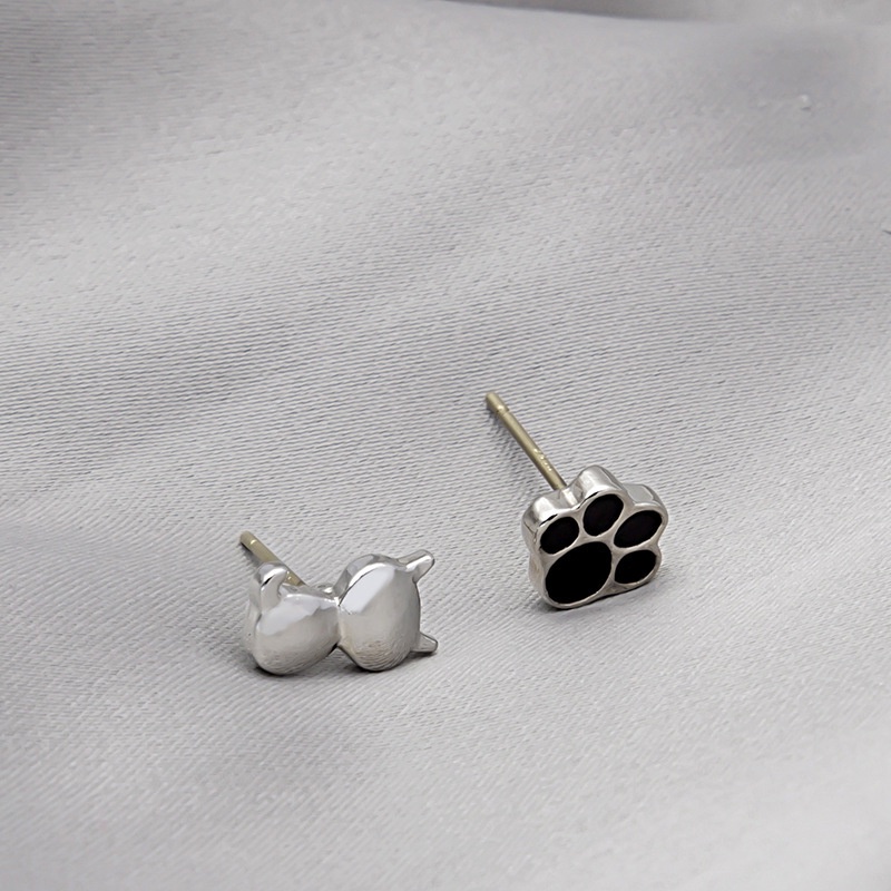 Anting Tusuk Asimetris Desain Kartun Cakar Kucing Warna Silver