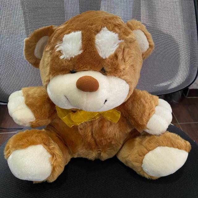 Boneka beruang coklat
