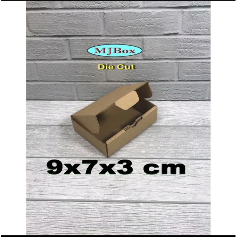 

Kardus uk.9x7x3 cm....Die Cut