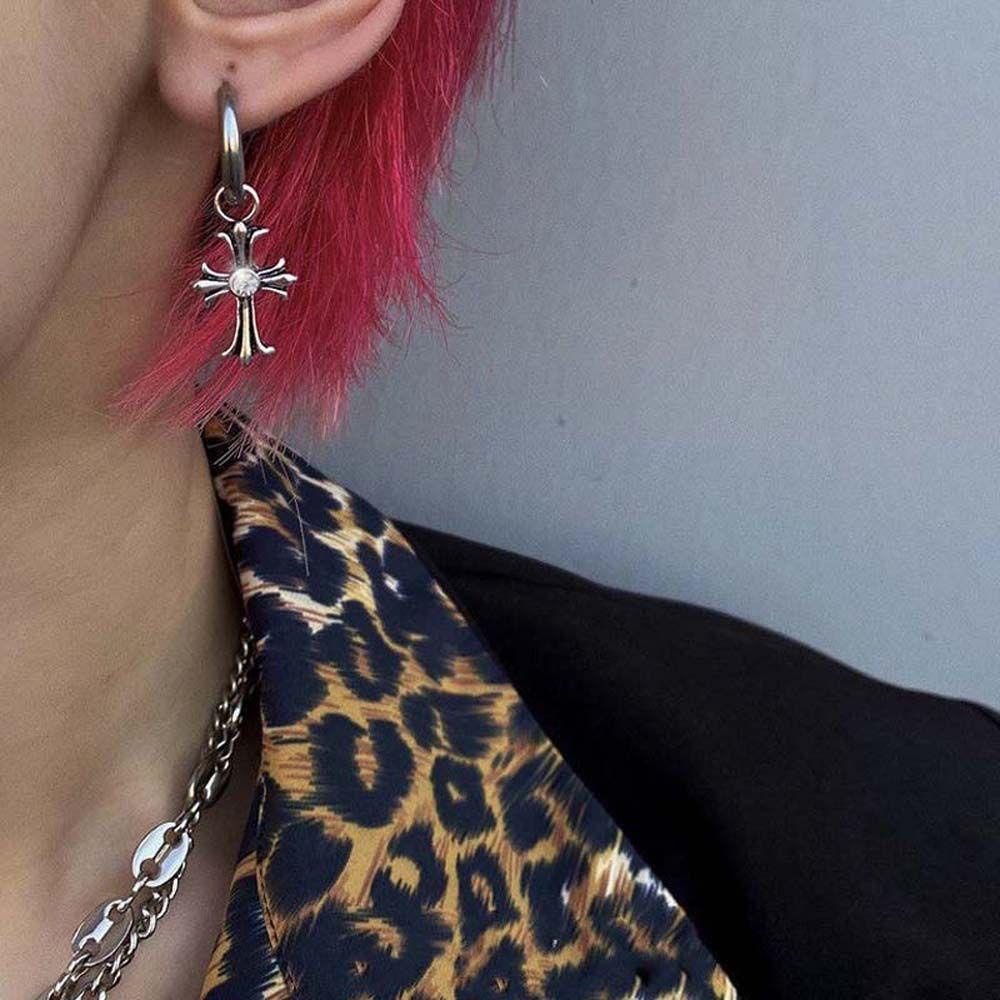 Agustinina Anting Hoop Kepribadian Fashion Punk Hip Pop Wanita Hitam Perak Warna Telinga Gesper Telinga Perhiasan Berlian Imitasi Kristen Tergantung Salib Pendant Earrings