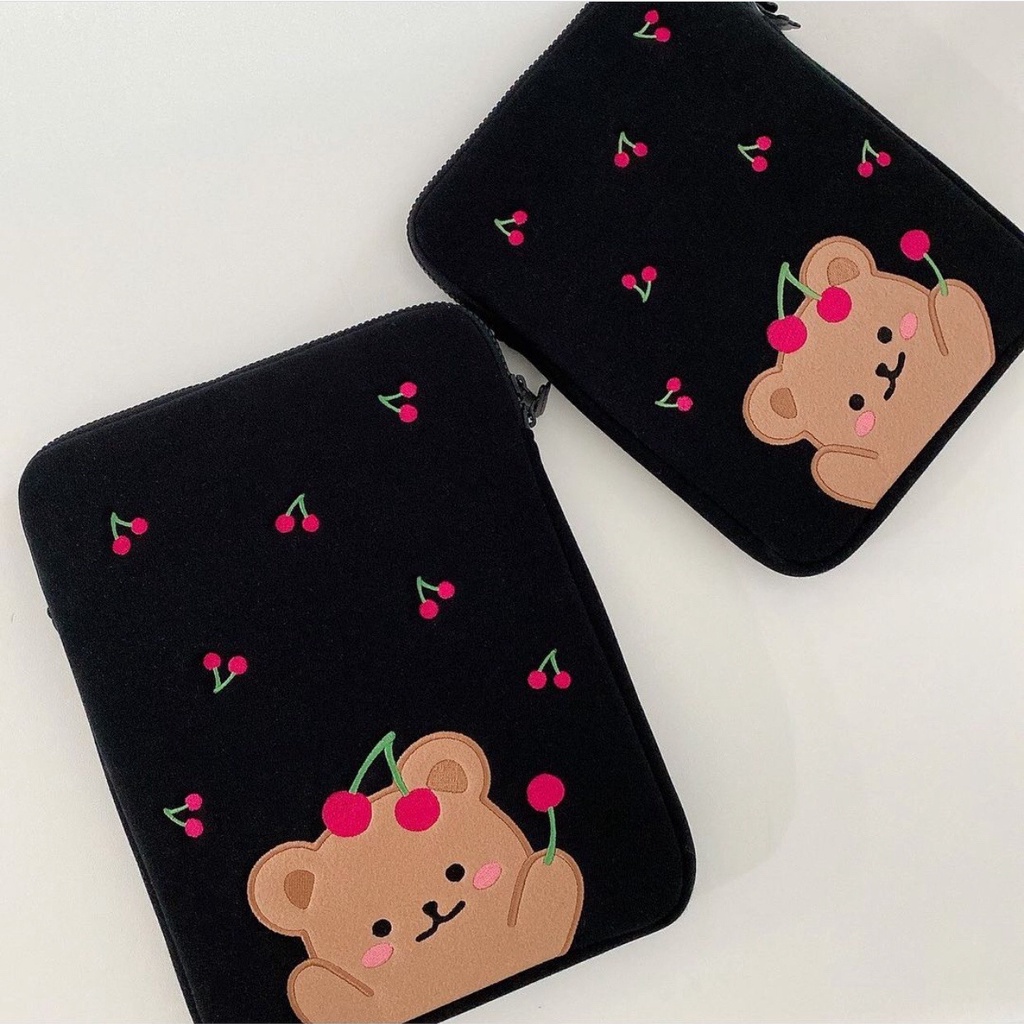 Sleeve Pouch Sarung Tas Bag Case Ipad Tab Tablet Macbook Air Pro Laptop Asus Acer Lenovo HP Huawei 11 12 13 14 15 inch Motif Gambar Beruang Bear Cherry Warna Pink Hitam Lucu Cute Murah Korean Model