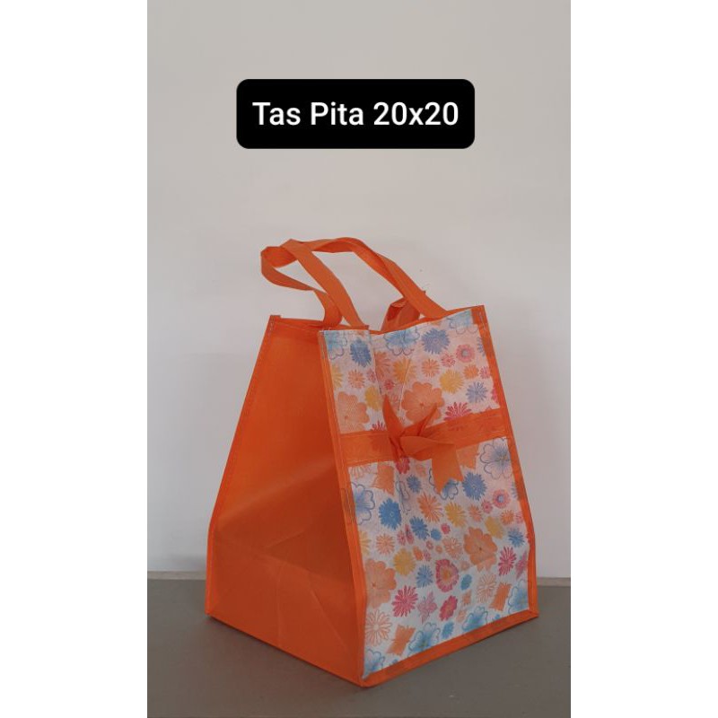 

Tas Kain Pita atau Serut Spunbond untuk dos 20x20 isi 6 pcs