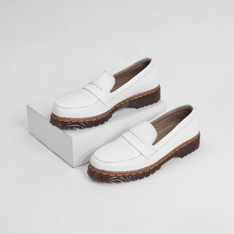 Sepatu slipon Loafers wanita &quot;LAVI SHOES&quot; WHITE