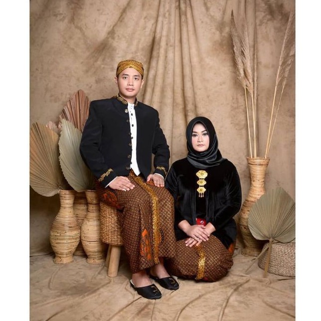 Baju Prewed INSTAN / Baju Couple Beskap Kebaya Bludru / Baju Adat Jawa - SOLO (FREE AKSESORIS)