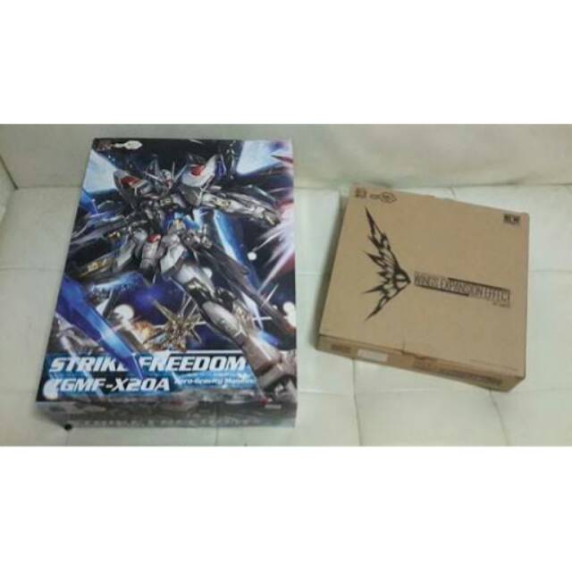 Strike Freedom Dragon Momoko (minus stand+efek destiny)
