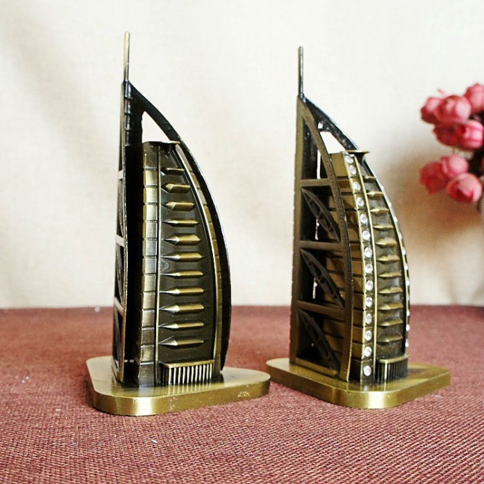 Souvenir Dubai Burj Al Arab Hotel Miniatur Meja 15CM Logam Oleh-Oleh