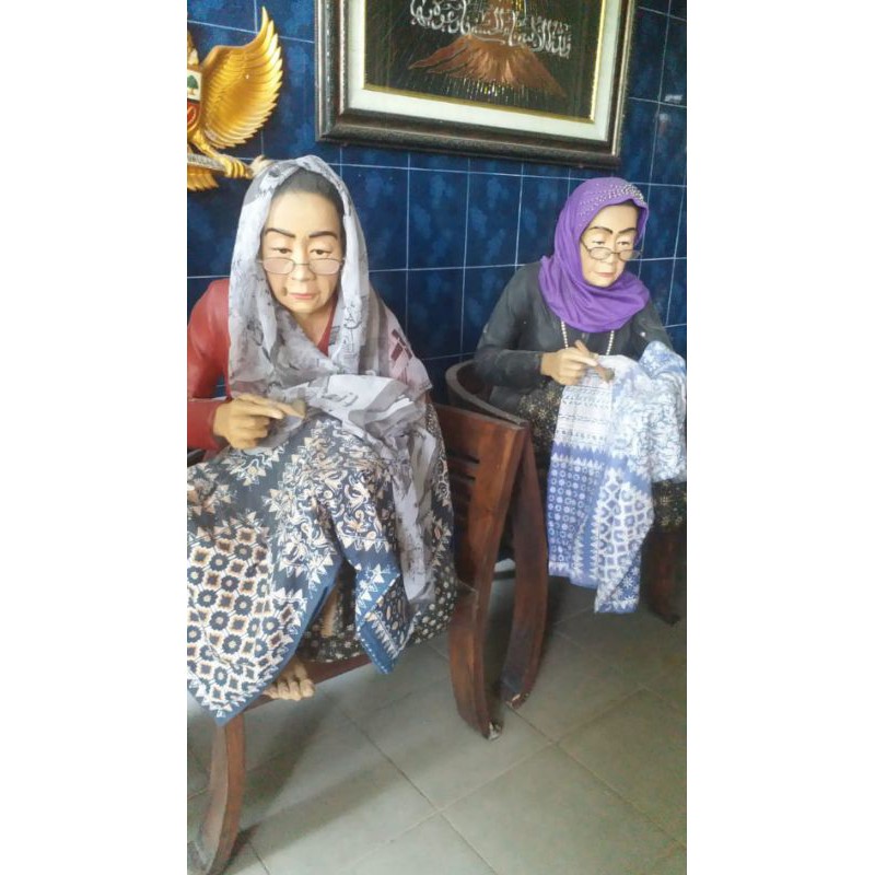 

Sepasang Nenek Membatik