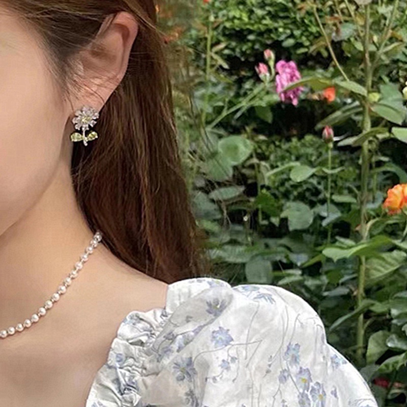 Anting Tusuk Desain Ranting Bunga Hias Zircon Gaya Korea / Simple Berkilau Untuk Wanita