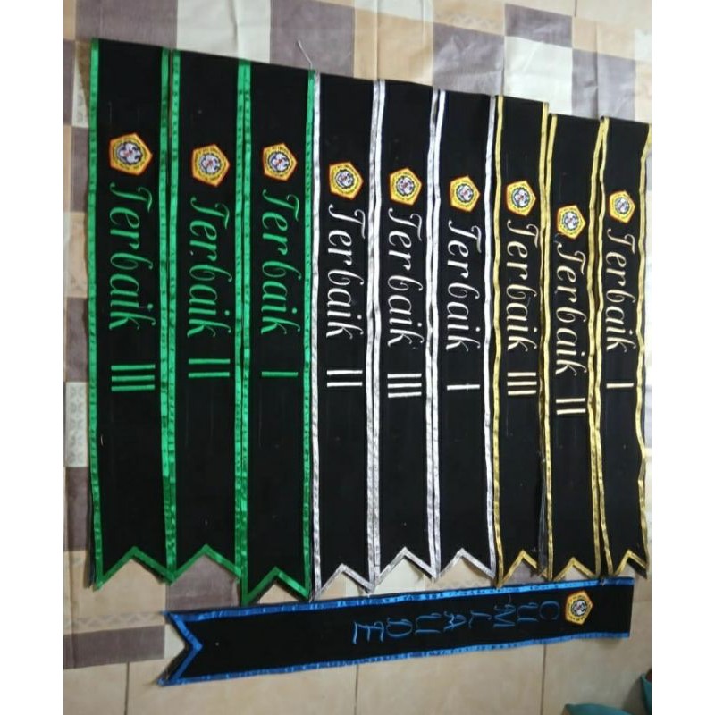 

Selempang pita plus logo kilat 1 hari jadi