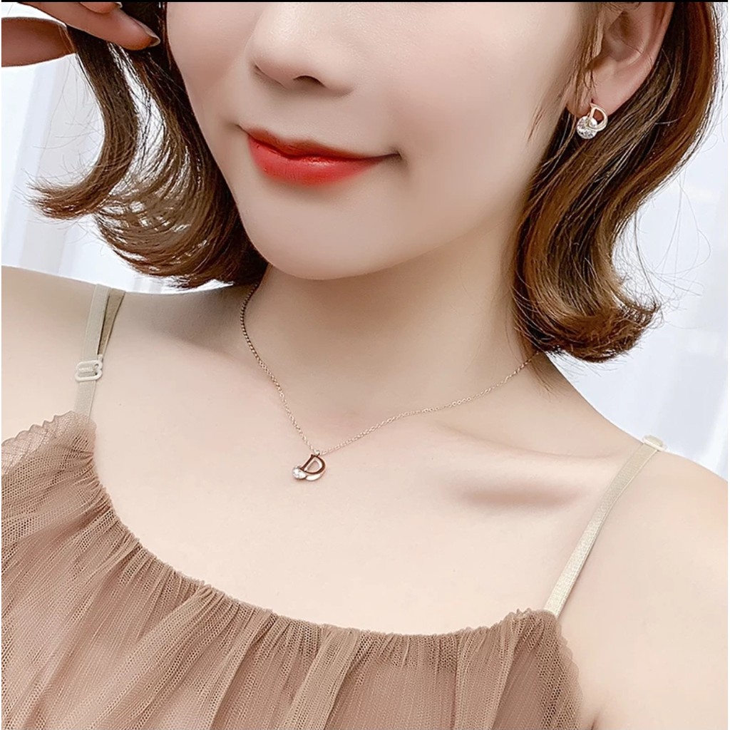 Kalung Titanium Model Huruf D Diamond Artificial Dengan Warna RoseGold dan Gold