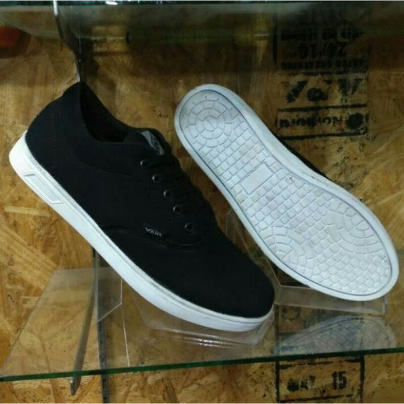 sepatu  murah hitam putih