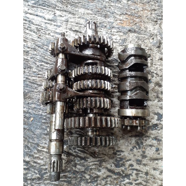 transmisi gigi resio jupiter mx 135 new rasio jupiter mx 135 new original ( copotan motor )