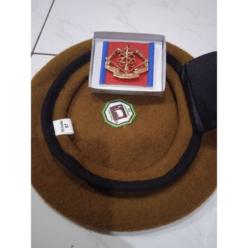 Baret Arhanud dan emblem