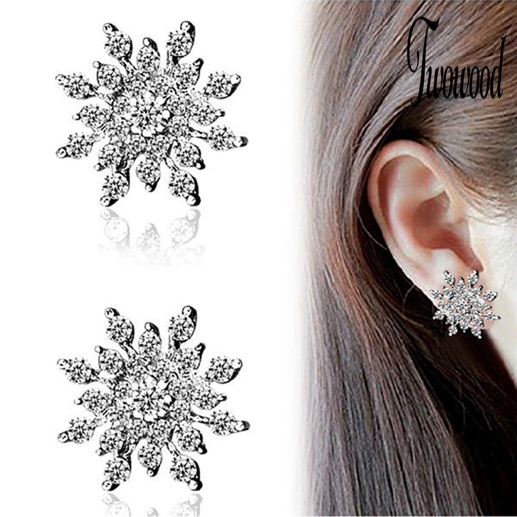 1 Pasang Anting Stud Desain Snowflake Aksen Berlian Imitasi Untuk Wanita