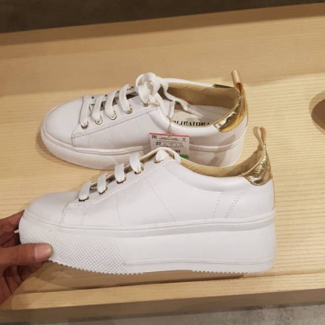 (Preloved) Sepatu Sneakers Platform Stradivarius