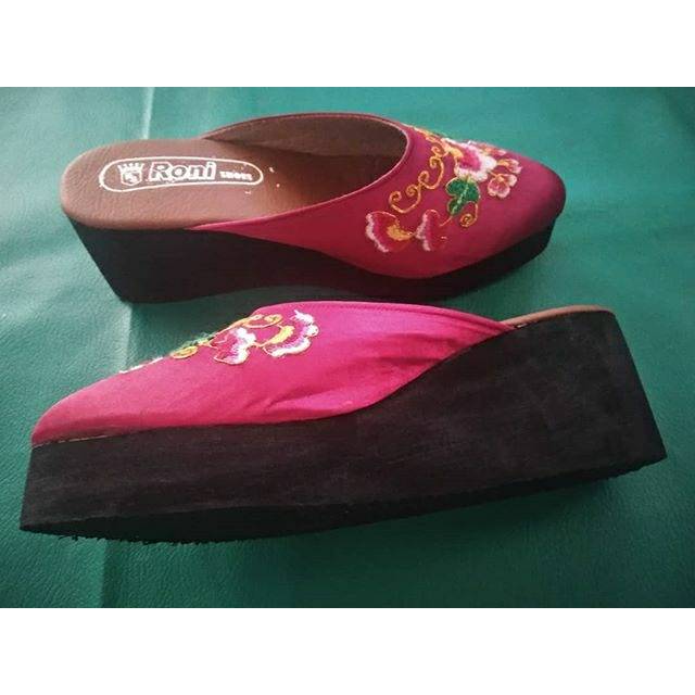 Sendal sulam peniti benang emas