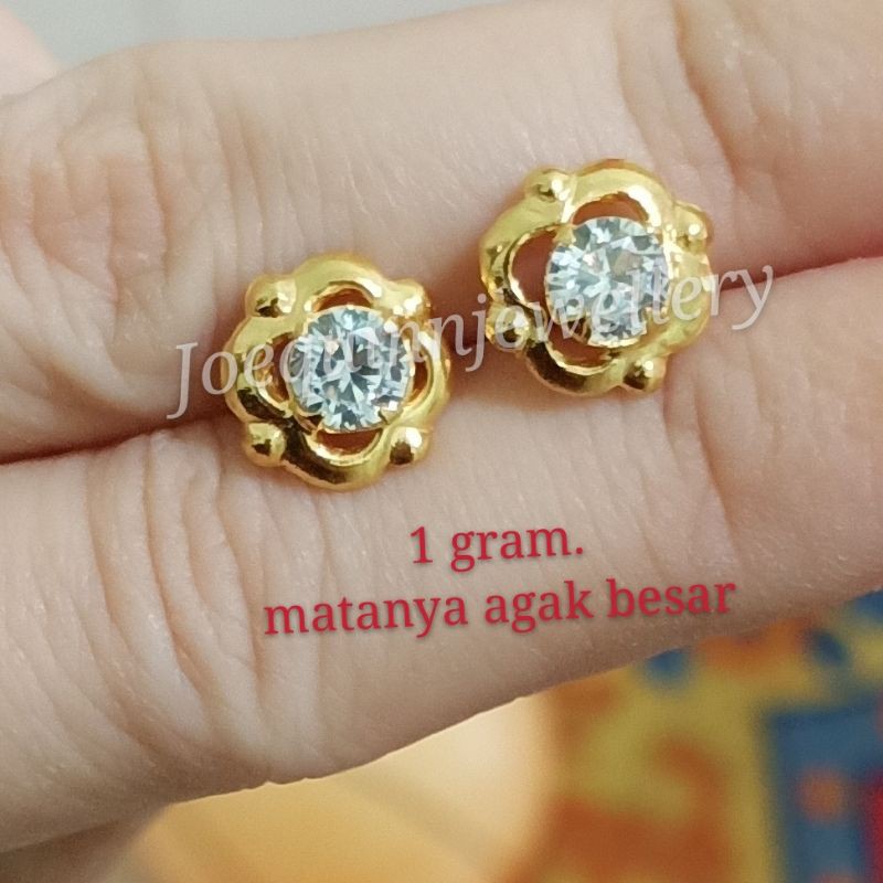 Giwang mata besar emas muda
