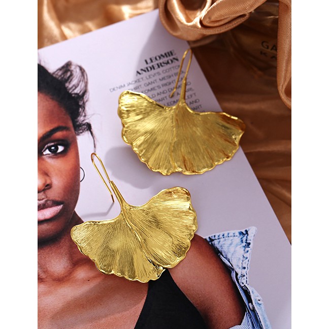 LRC  Anting Gantung Fashion Golden Brushed Ginkgo Leaf Earrings D67313