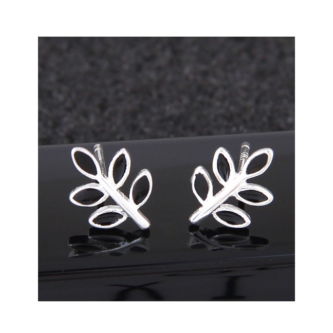 LRC Anting Tusuk Fashion Silver Color Leaf Shape Decorated Earrings