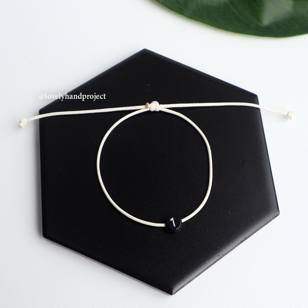 GELANG HURUF TALI SERUT INISIAL NAMA DAN ANGKA BULAT WARNA HITAM PUTIH