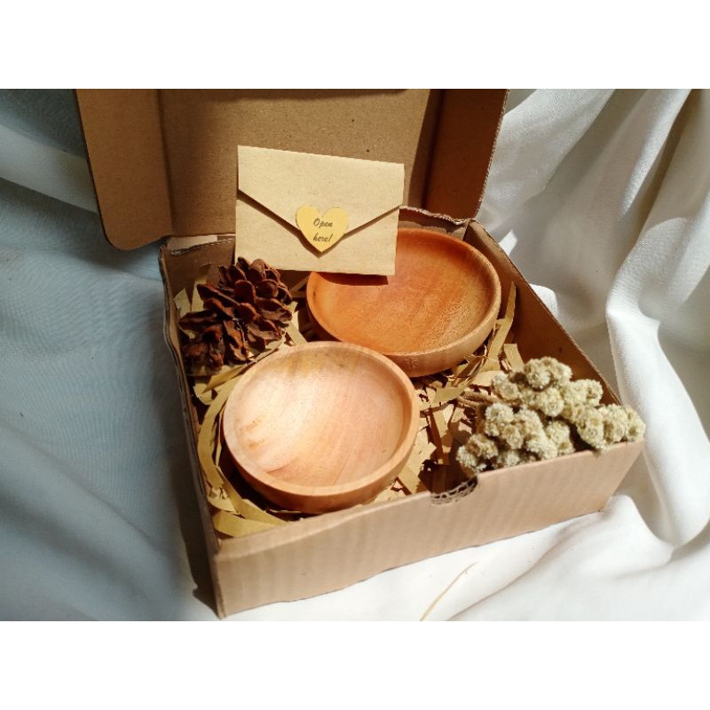 

Mini Hampers/Hampers Kayu/Kado Ulang Tahun/Set Alat Makan/Kado Lebaran/Kado Pernikahan/Kado Natal dan Tahun Baru