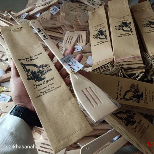 

Souvenir spatula / solet lubang sablon nama kemas paperbag