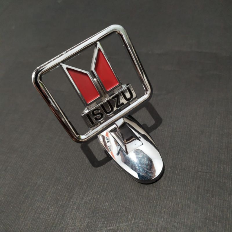 Emblem Logo Kap Mesin Isuzu berdiri