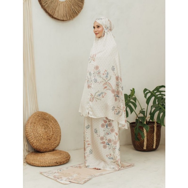 Wearing Klamby Tulip Prayer in Cloud