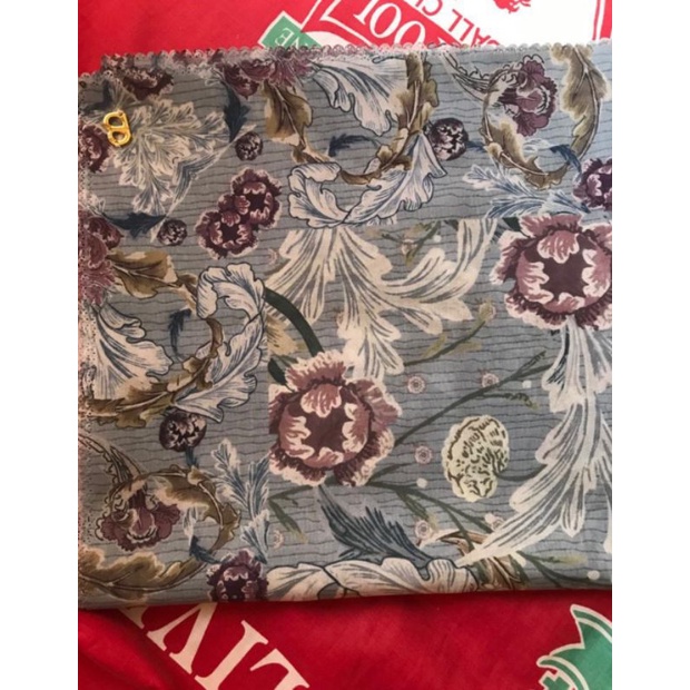 Preloved Royale blue jeans buttonscarves