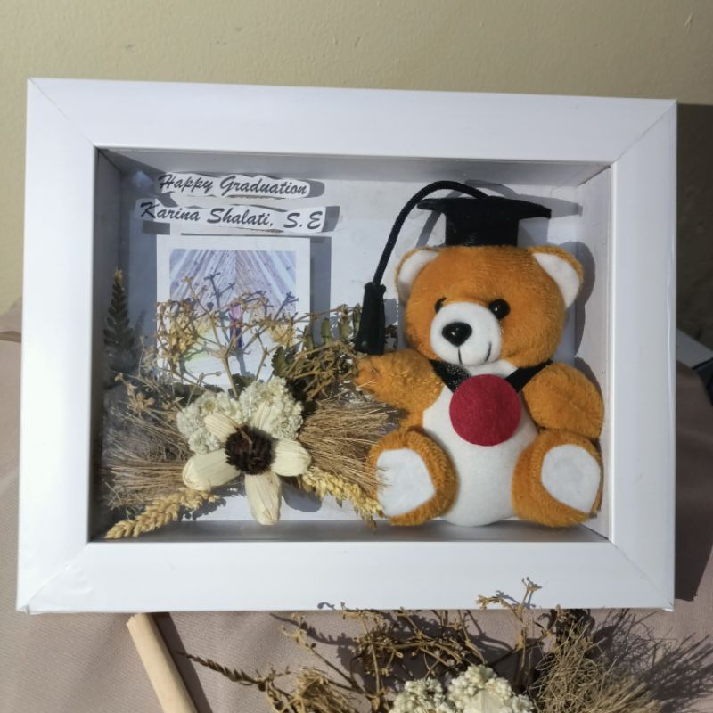 Gift Box FOTO Boneka Flower in Frame 3D | Hamper FOTO in Frame | Gift Foto in Frame Box | Gift Box Flower in Frame | Free Box Dan Kartu Ucapan | Kado Wisuda | Kado Graduation | Kado Ulang Tahun | Kado Wedding | Hadiah Wisuda Hadiah Ulang Tahun