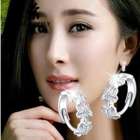 Anting Bentuk Tiga Bunga Camellia Bahan Stainless Steel 925