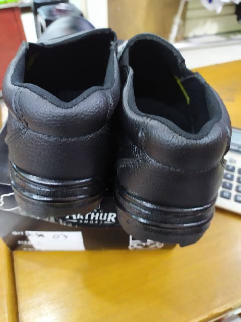 Sepatu safety