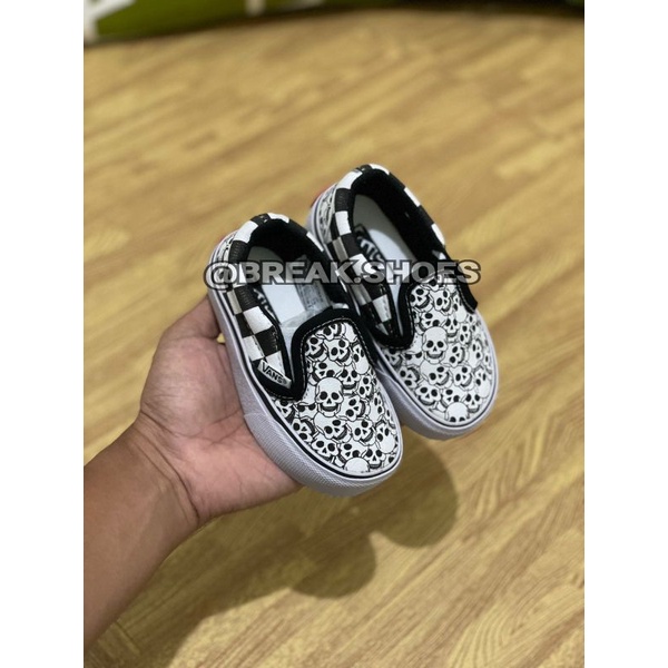 Sepatu anak slip on motif glowskull hitam putih